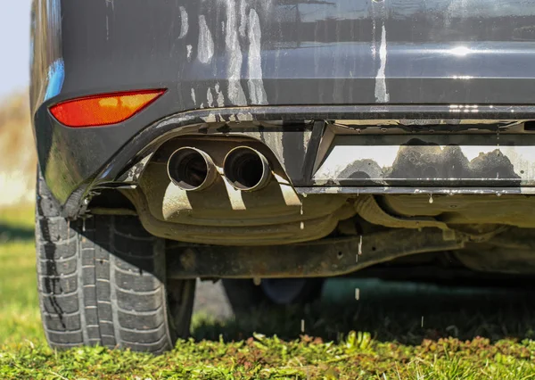 Schmutziges Auto im Staub. — Stockfoto