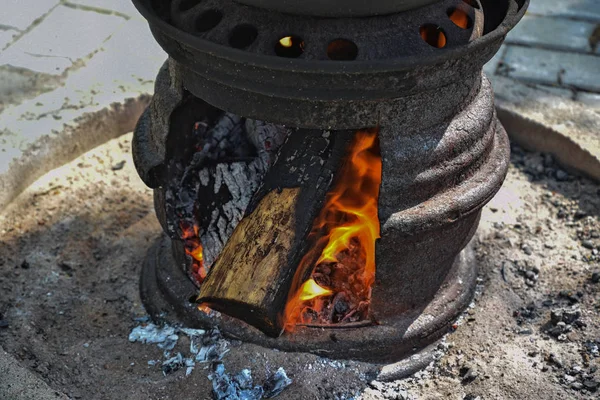 Faire de la nourriture en pots avec du bois de chauffage . — Photo