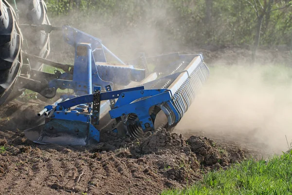 Travaux de tracteurs sur le terrain . — Photo