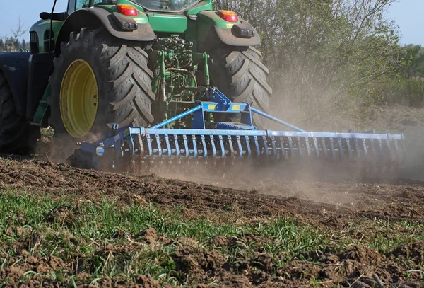 Arbete på traktor på fältet. — Stockfoto