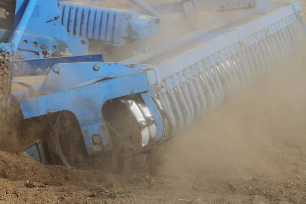 Tractorwerkzaamheden op het terrein. — Stockfoto