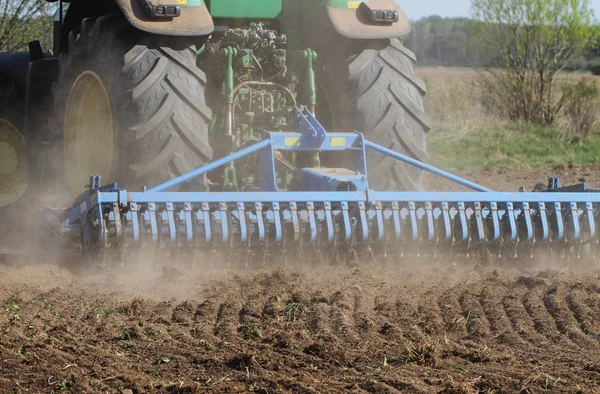 Tractorwerkzaamheden op het terrein. — Stockfoto