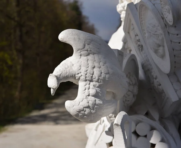 Blick nach außen auf die Schlosspark-Gloriette von Schönbrunn. — Stockfoto