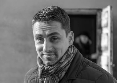 Eski kapının arkasındaki genç adam..