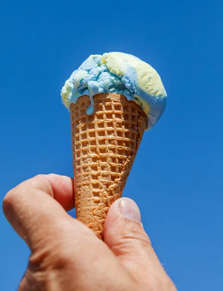 Ice cream cone in hand. — Stock Photo, Image