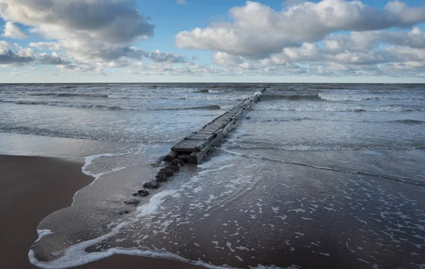 Holzsteg in der Ostsee. — Stockfoto