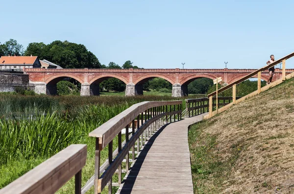 Tuğla köprüye bak.