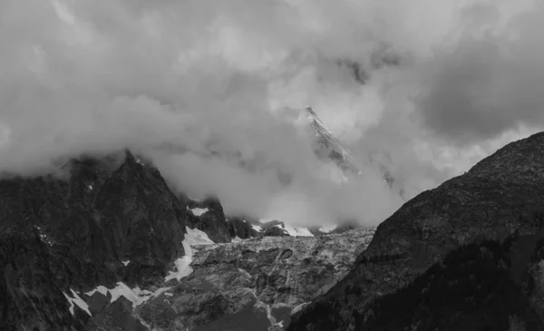 Vista para o Mont Blanc em tempo nublado . — Fotografia de Stock