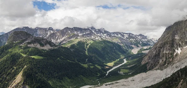 Met het oog op de Mont Blanc in bewolkt tijd. — Stockfoto