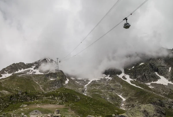 Vue sur le Mont Blanc par temps nuageux . — Photo