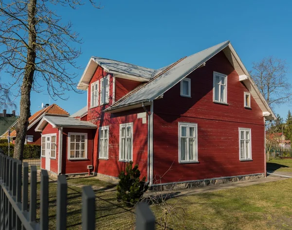 Röd stuga i liten stad. — Stockfoto