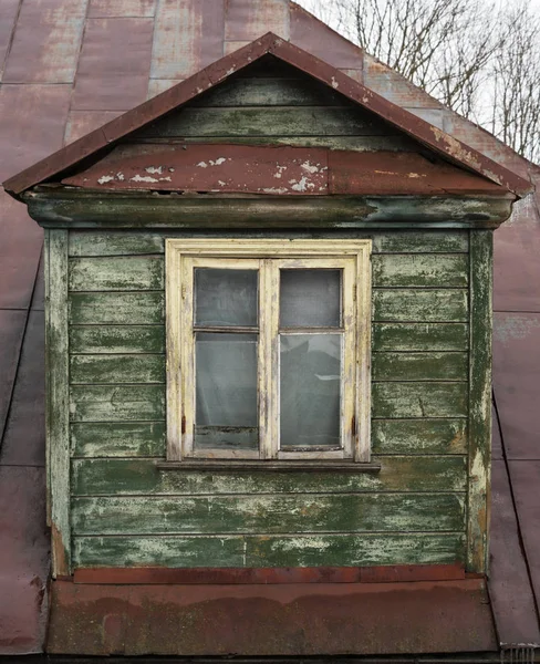 Casa antigua de madera en la calle . — Foto de Stock