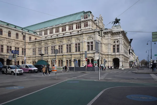 Vue sur le célèbre opéra de la vieille ville de Vienne . — Photo