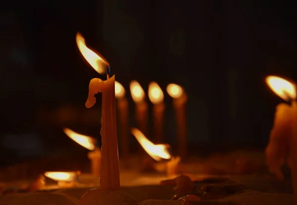 Brennende Kerzen in der Kirche.. — Stockfoto