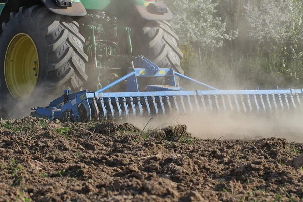 Arbete på traktor på fältet. — Stockfoto