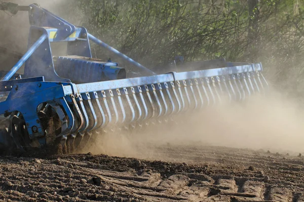 Tractorwerkzaamheden op het terrein. — Stockfoto