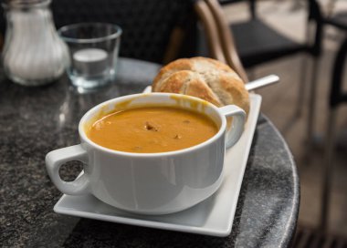 Beyaz kasede kabak çorbası.