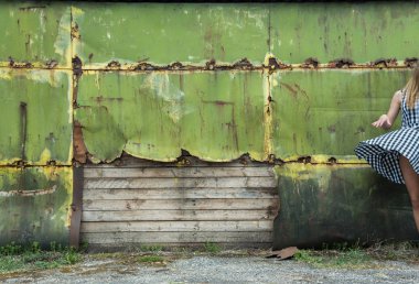 Metal yüzey arkaplanı ve kadın.