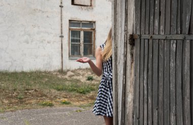 genç kadın uzanmış el ile.