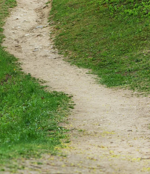 Schotterweg im Grünen. — Stockfoto