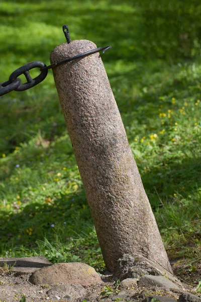 금속 사슬 이 있는 오래 된 기둥. — 스톡 사진