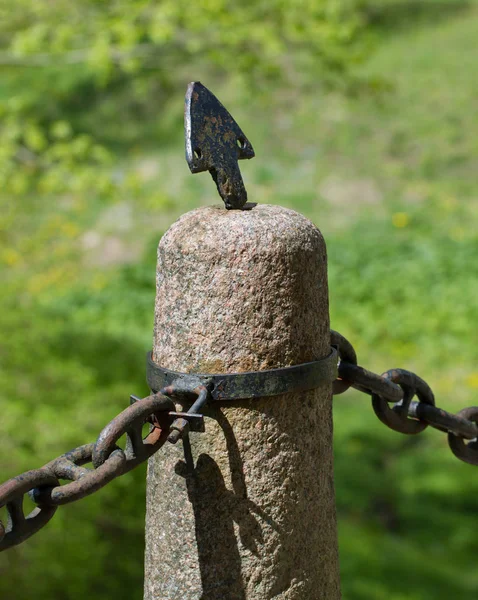 Old column with metal chain. — Stock Photo, Image