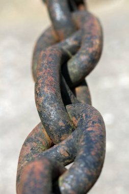 paslı metal zincir.