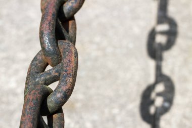 paslı metal zincir.