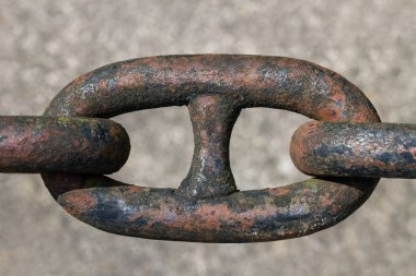 paslı metal zincir.