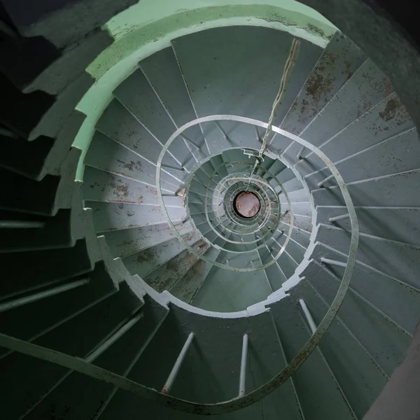 Спиральная лестница в старом здании . — стоковое фото