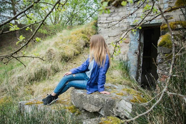 Femme en jeans déchiré . — Photo