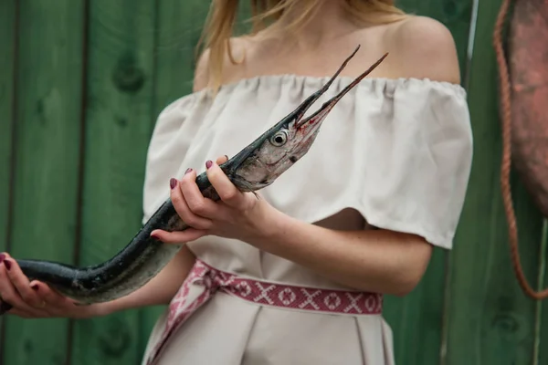 Pescadora con guirnalda . — Foto de Stock