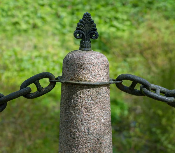 Columna vieja con cadena metálica . —  Fotos de Stock