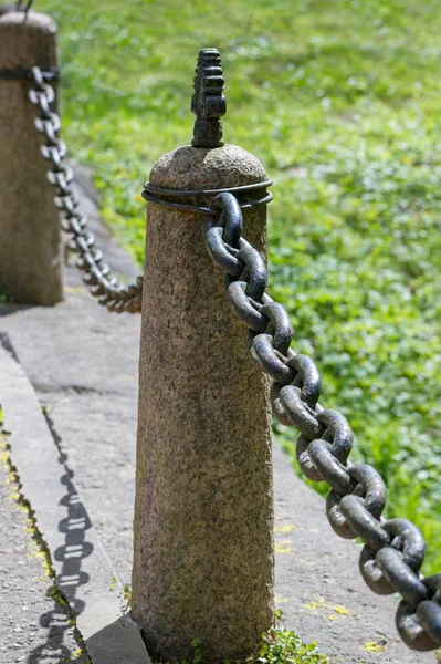 Columna vieja con cadena metálica . —  Fotos de Stock