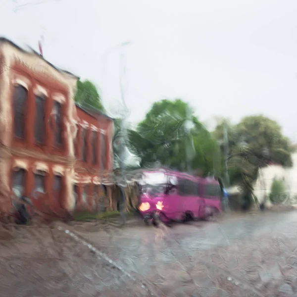 Violet τραμ στη βροχή. — Φωτογραφία Αρχείου