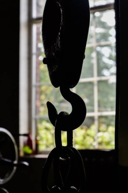 Tamir atölyesindeki araç.