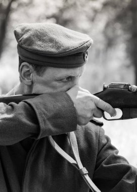 Aktörler askercilik oynar.