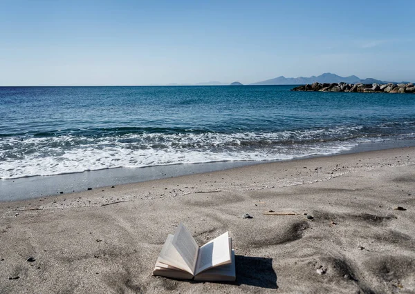 Costa do mar com livro aberto . — Fotografia de Stock