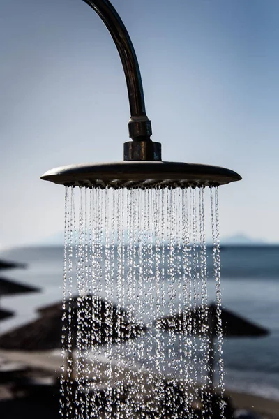 Douche op het strand. — Stockfoto