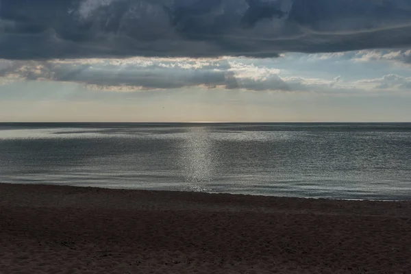 Zonnestralen boven zee. — Stockfoto