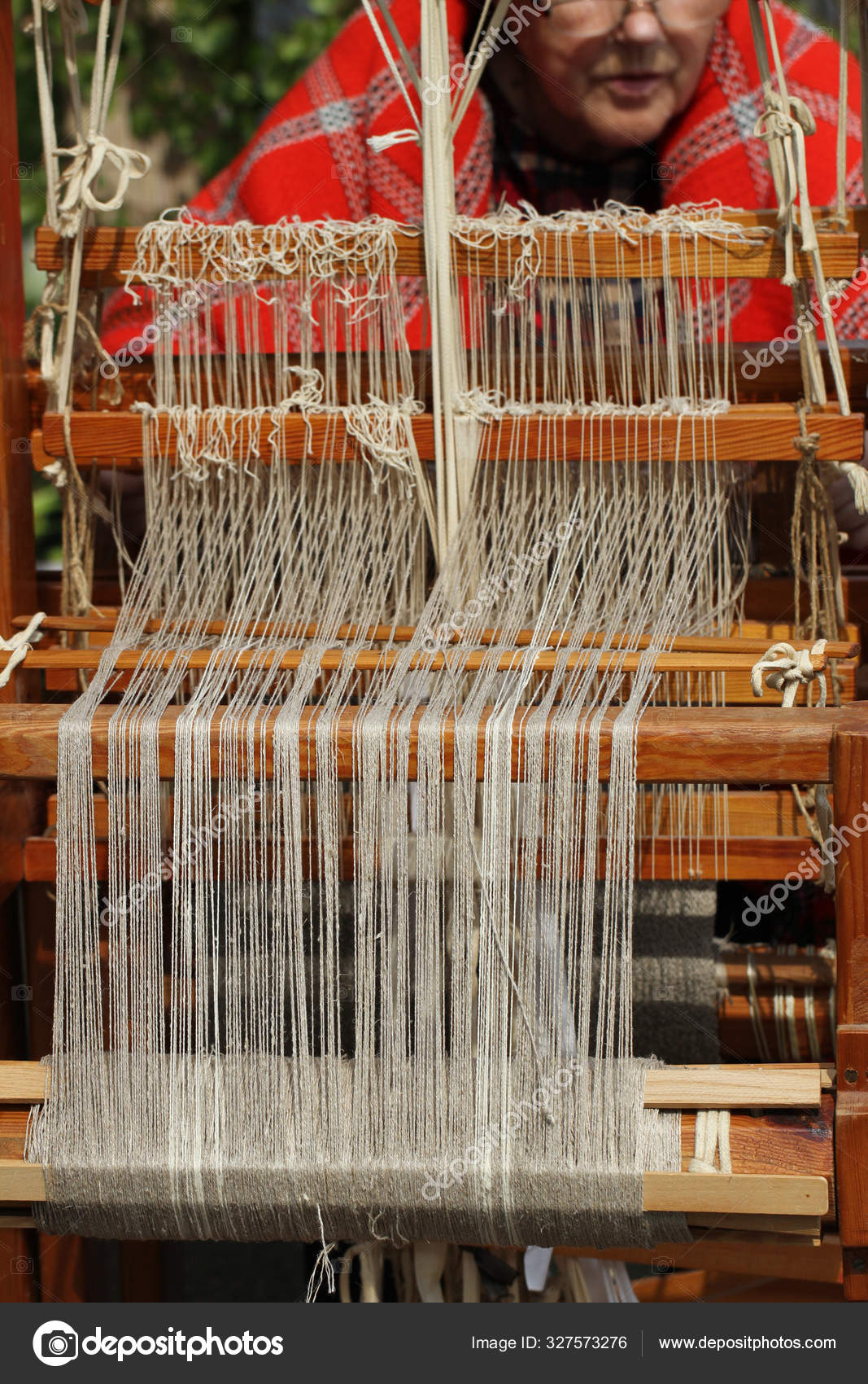 Weaves on a loom. — Stock Photo © Ratikova 327573276