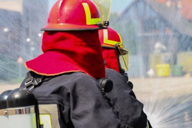 Üniformalı itfaiyeciler.