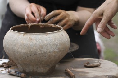 Kil çömlek yapım eller.