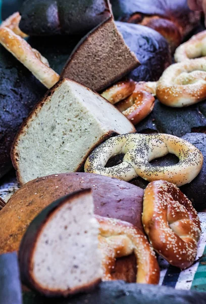 Färska bakverk på ett bord. — Stockfoto