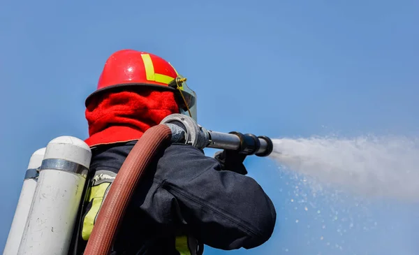 Bombeiro de uniforme . — Fotografia de Stock