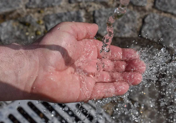 Människan Tar Vatten Sin Hand Från Offentlig Källa — Stockfoto