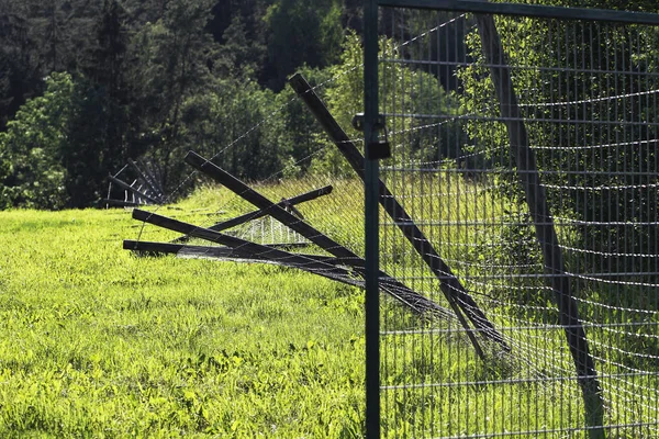 Gebroken metalen ketting hek. — Stockfoto