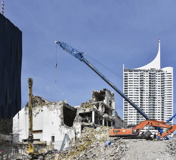 Demontering av ett förstört hus. — Stockfoto