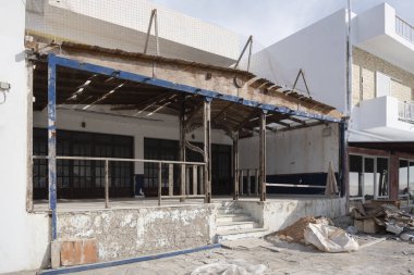 Güneydeki eski bir bina..