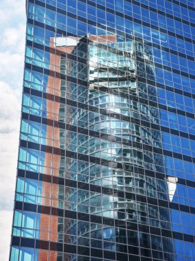 Viyana sokaklarındaki modern binalara bak.